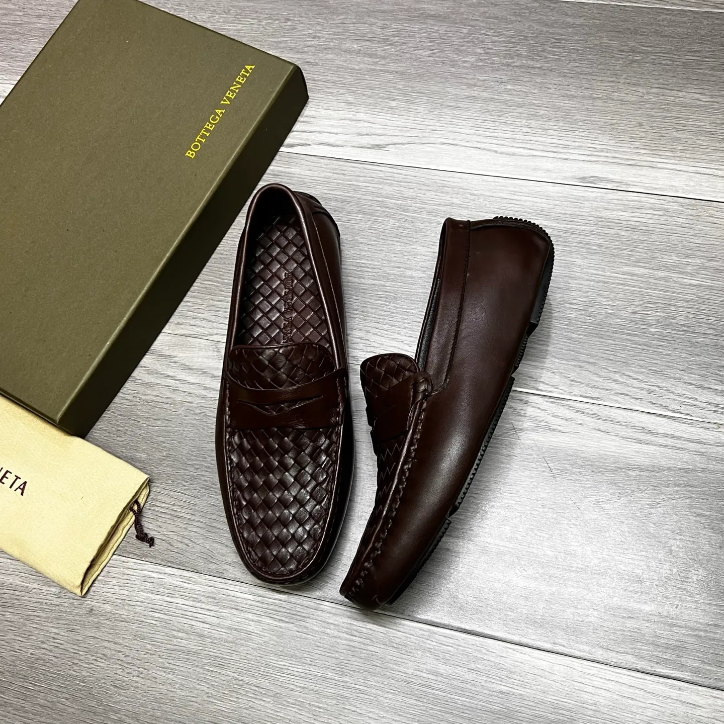 Factory price 480 BV〰️Purely handmade classic men's beanie shoes👉👉driving shoes, slip-on shoes, woven with cowhide imported from Italy, 💕water-dyed cowhide lining, 🔊original outsole, waterproof platform design, comfortable on the feet. A good choice for traveling and driving, two colors available, code number: 38-44, (45 can be customized)